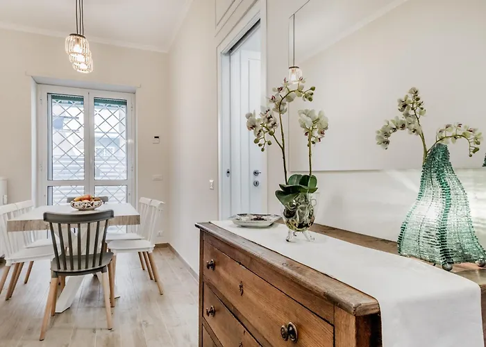 Elegant And Spacious Facing The Subway Near The Vatican Roma