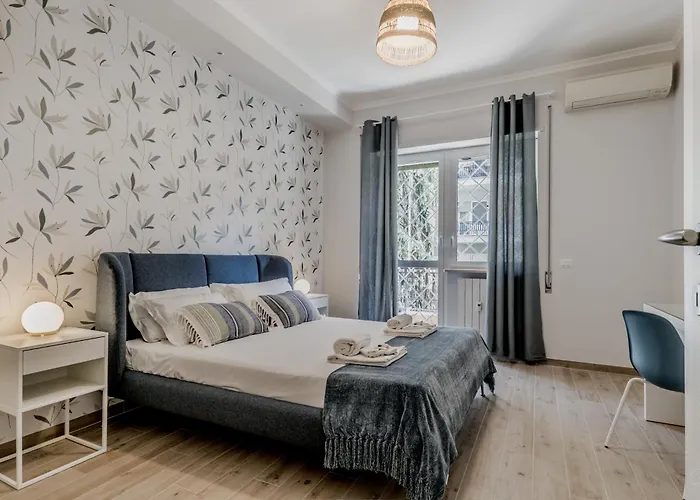Elegant And Spacious Facing The Subway Near The Vatican *