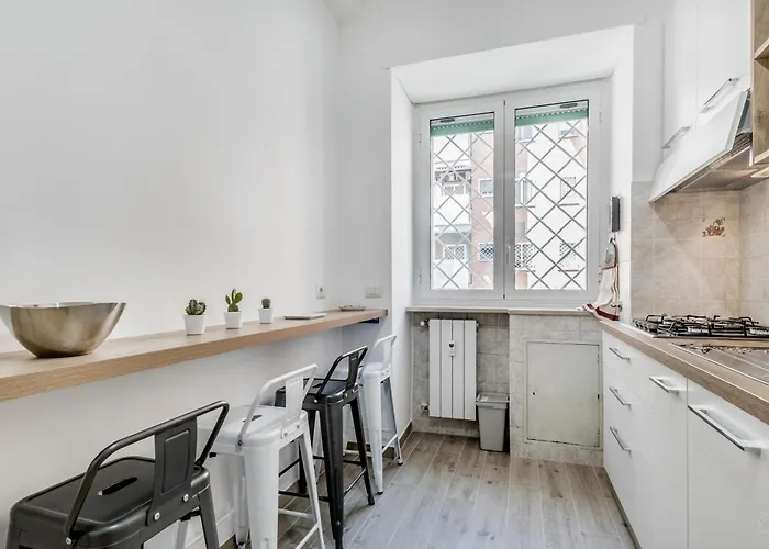 Elegant And Spacious Facing The Subway Near The Vatican Roma