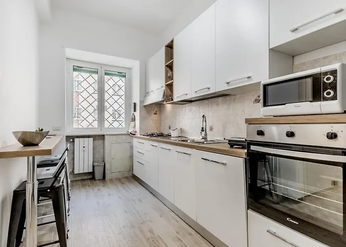 Elegant And Spacious Facing The Subway Near The Vatican Roma